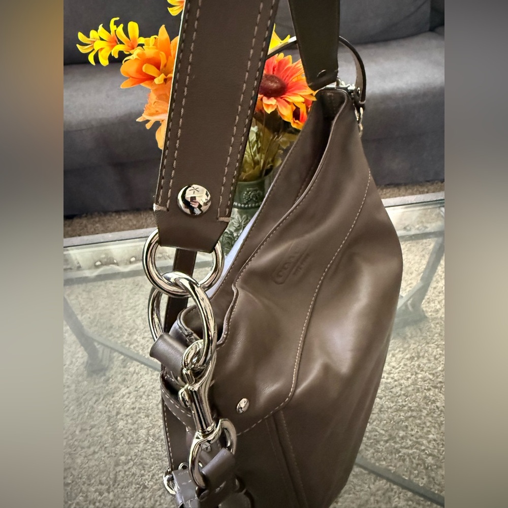 The Coach F14706 is a vintage-style large "Zoe" hobo shoulder bag - Picture 5 of 13